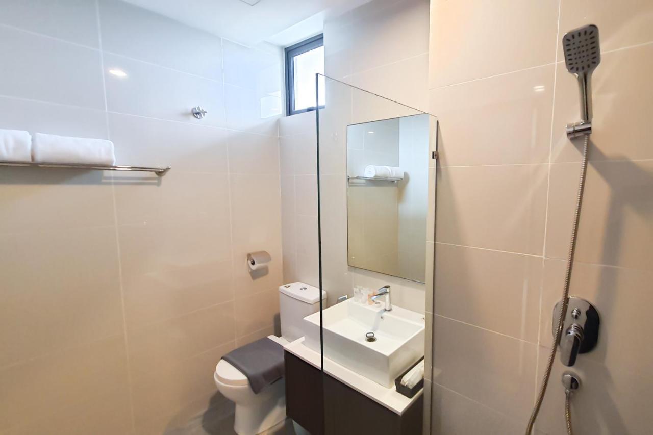 Ramada Suites By Wyndham The Straits ג'והור בהרו מראה חיצוני תמונה